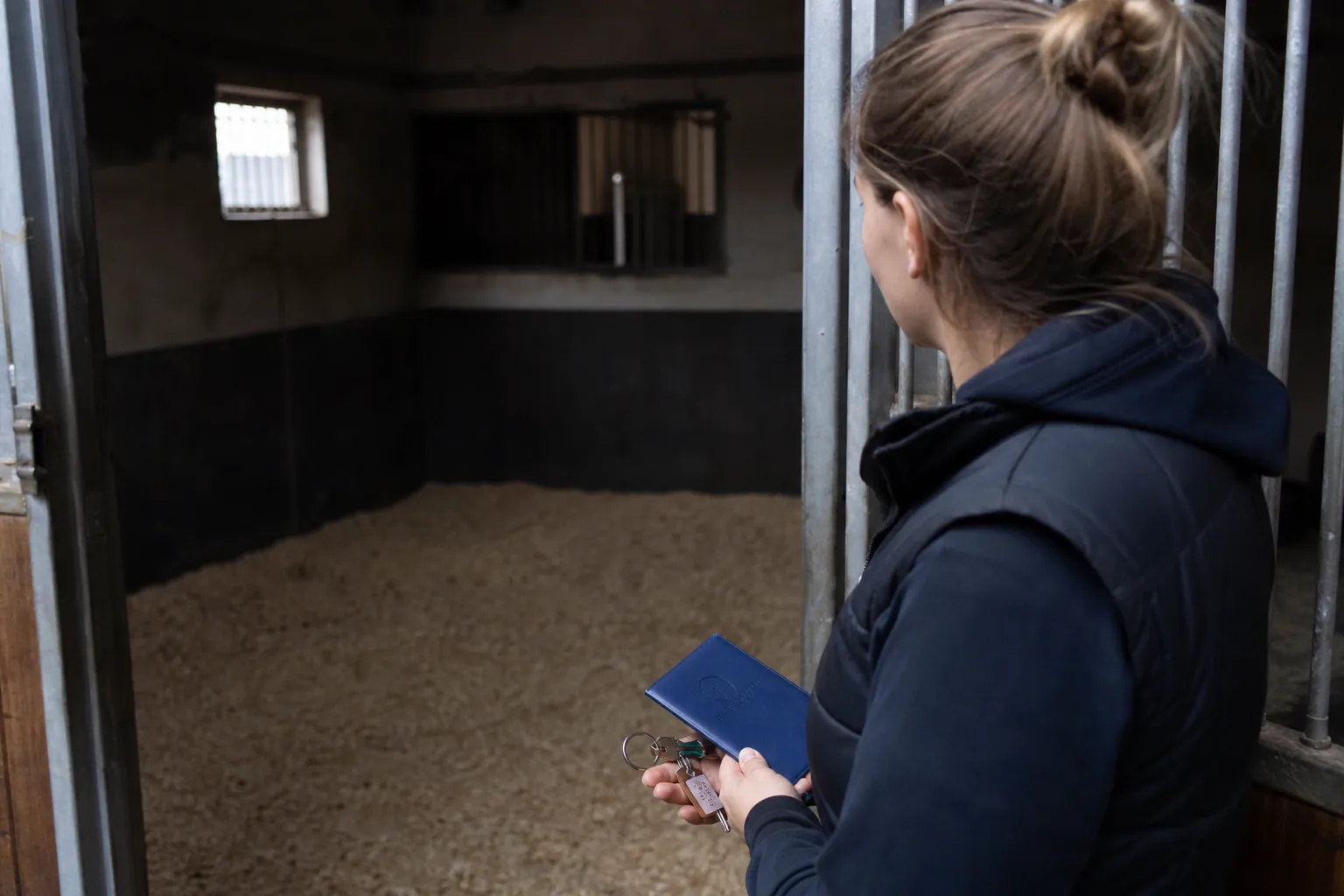 Leere Pferdebox nach dem Auszug eines Einstellpferds mit Schlüssel und Equidenpass