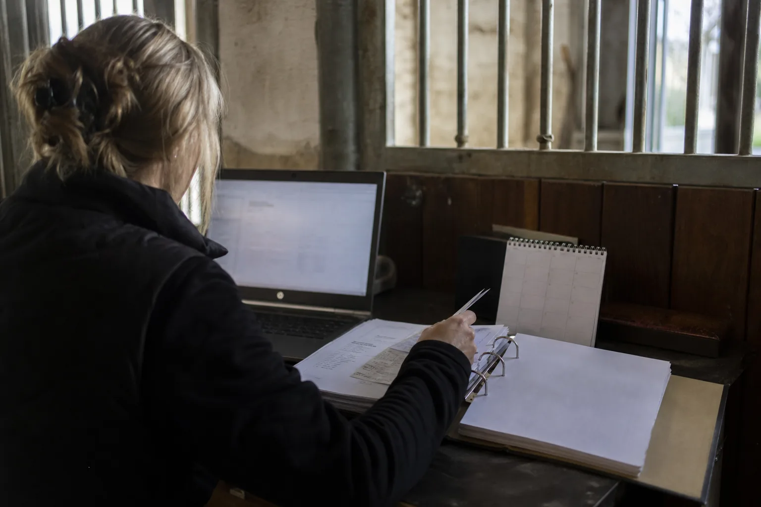 Kalender und Rechnungsunterlagen für Steuertermine im Stallbüro